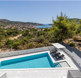 4 bedroom villa with heated pool and sea view in Vinišće, sleeps 8